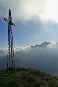 46 La croce di vetta del Pizzo delle segade con il Monte Ponteranica sullo sfondo